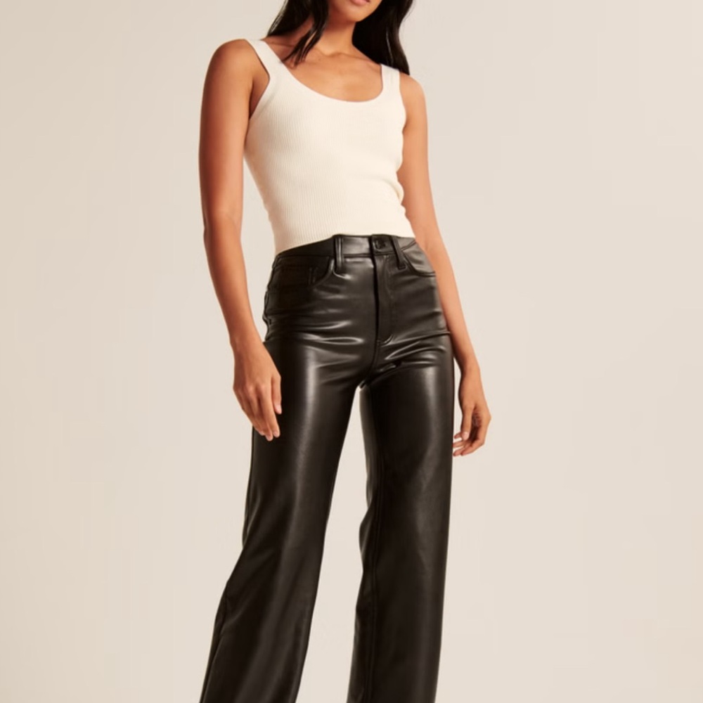 Abercrombie & Fitch Vegan Leather 90s Relaxed Pant 28 Short